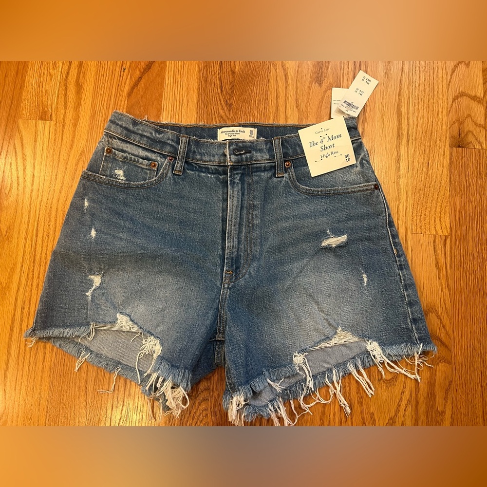 Abercrombie & Fitch “The Mom Short”